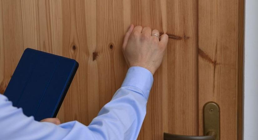 Annyi a csaló a településen, hogy lassan már a postásnak sem mernek ajtót nyitni