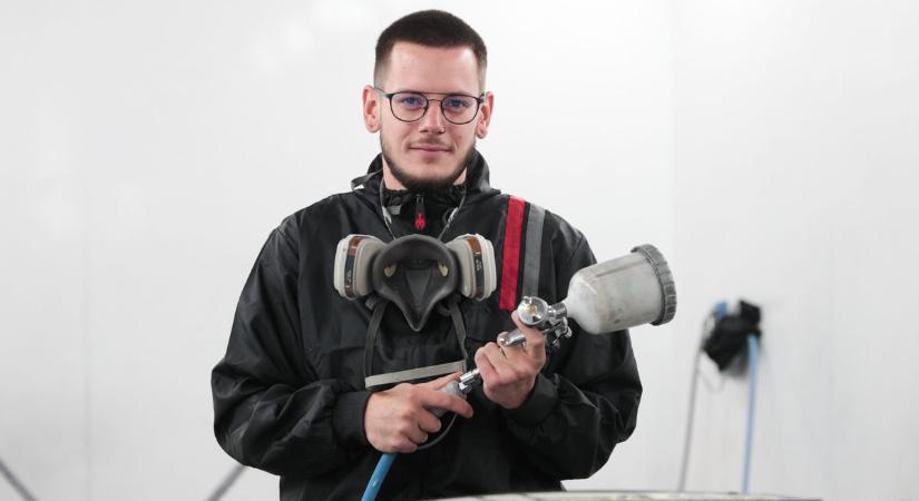 Idő előtt otthagyta az iskolát, majd 23 évesen SZKTV 3. helyezett lett járműfényezésben