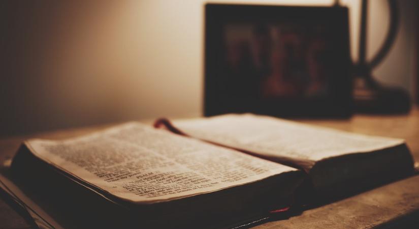 Ki írta? - Ráeresztik a Bibliára a mesterséges intelligenciát