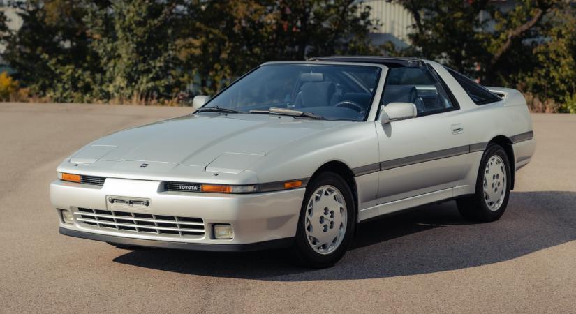 Bukólámpával villantja meg a 80-as éveket ez a gyönyörű Toyota Supra Turbo