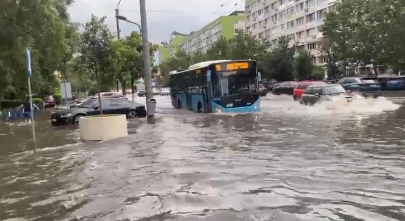 Durva áradást okozott a vihar Bukaresten