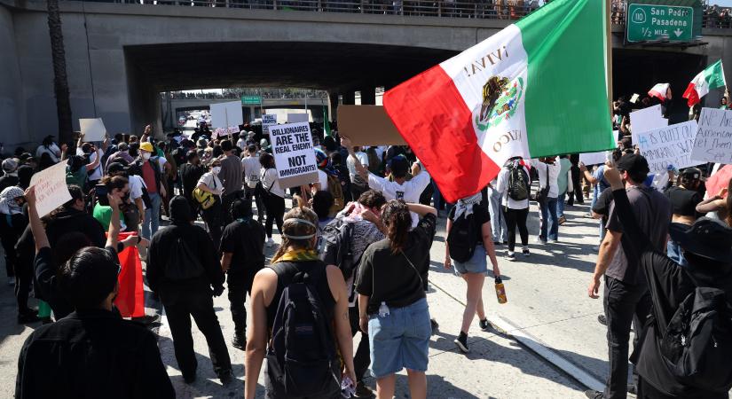 Felkavaró felvétel: élő adásban lőtték meg a Los Angeles-i tüntetésekről tudósító riportert, egy fotóst is találat ért
