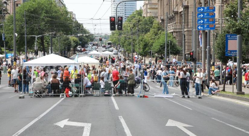Folytatódik a tüntetés és az útzárlat a kormány épülete előtt