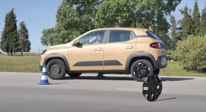 Elhagyta dísztárcsáját a Dacia Spring a jávorszarvasteszten