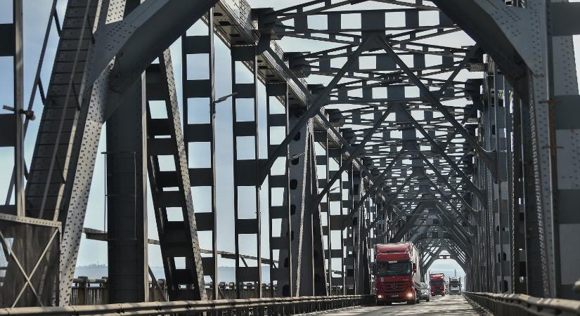 Lezárják javítás miatt a Giurgiu és Rusze közötti hidat – Schengen után jelentősen nőtt a forgalom