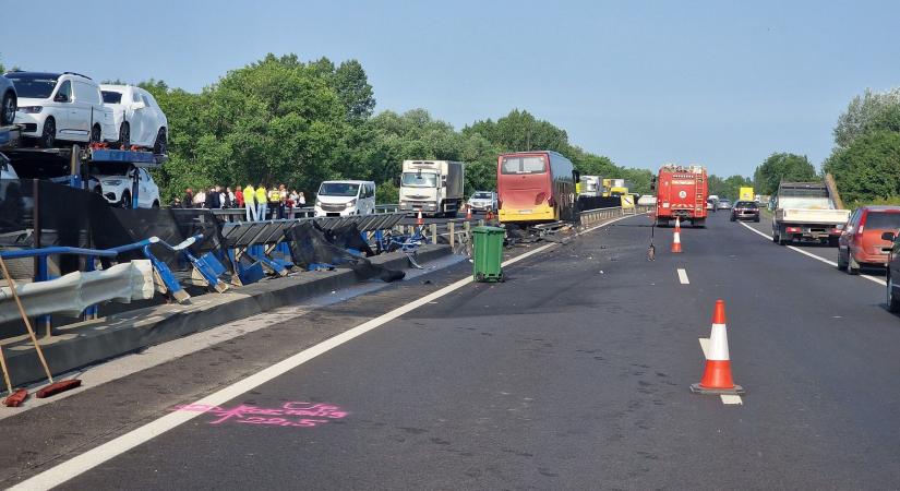 Baleset az M3-ason: negyven gyerek utazott a buszon