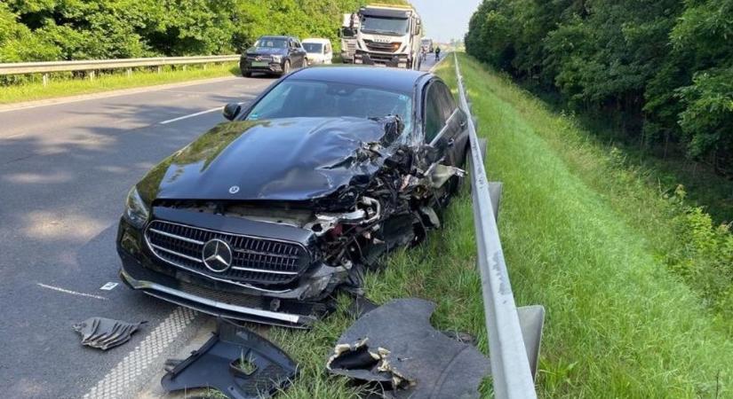 Kamion és személyautó karambolozott a 74-es főúton - fotó