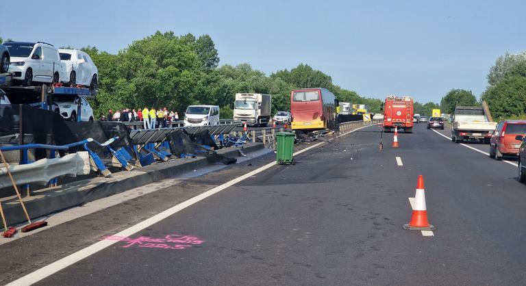 Egy negyven gyermeket szállító autóbusz balesetezett az M3-as autópályán