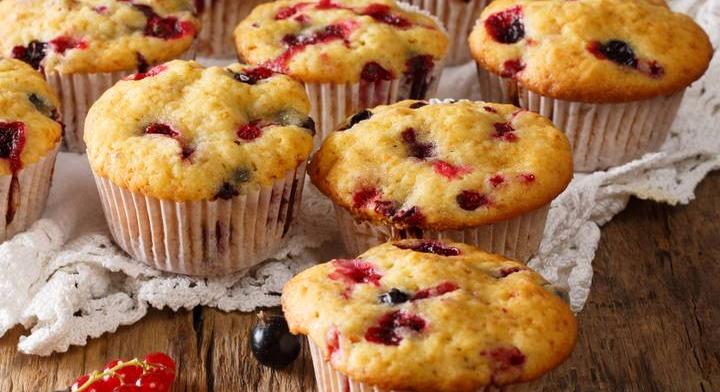 Túrós-ribizlis muffin egyszerűen: ez lesz a nyár kedvence