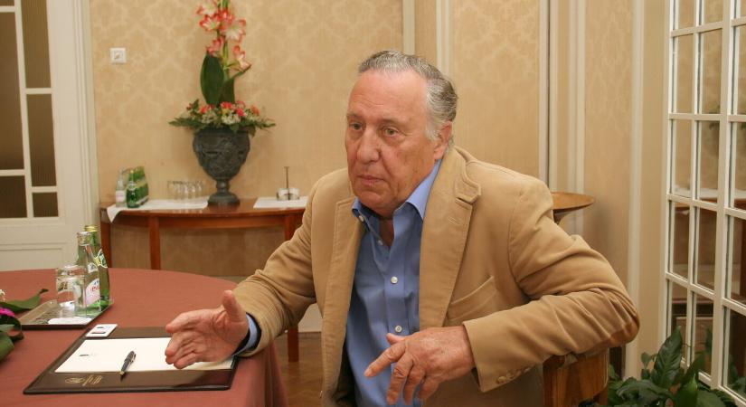Elhunyt a politikai thrillerek mestere