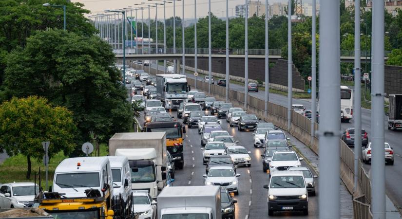 Gyerekkel teli lengyel busz balesetezett az M3-ason