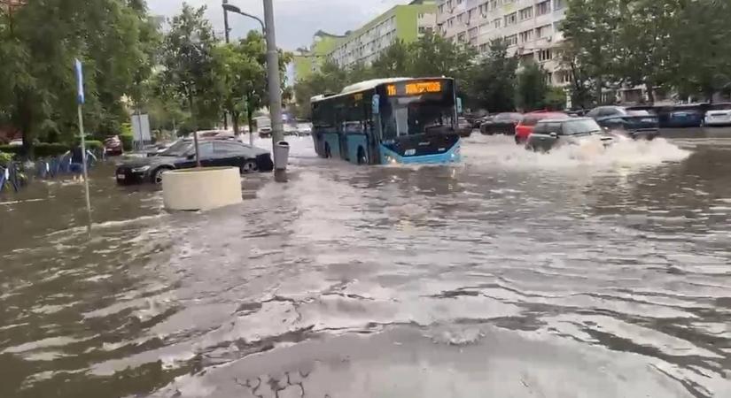 Vihar csapott le Bukarestre, rekordmennyiségű csapadék hullott
