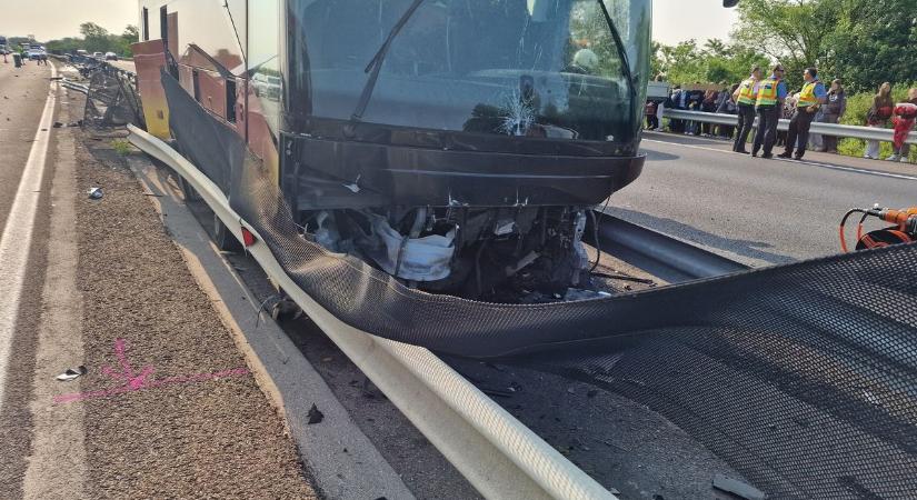 Lengyel gyermekeket szállító busz szenvedett balesetet az M3-as autópályán, Kál közelében