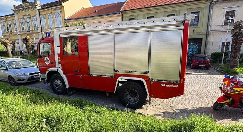Rejtélyes haláleset Tinnyén: tűzoltók találták rá a halott nőre