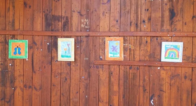 Különleges ajándékkal lepték meg településüket a kőteleki gyerekek