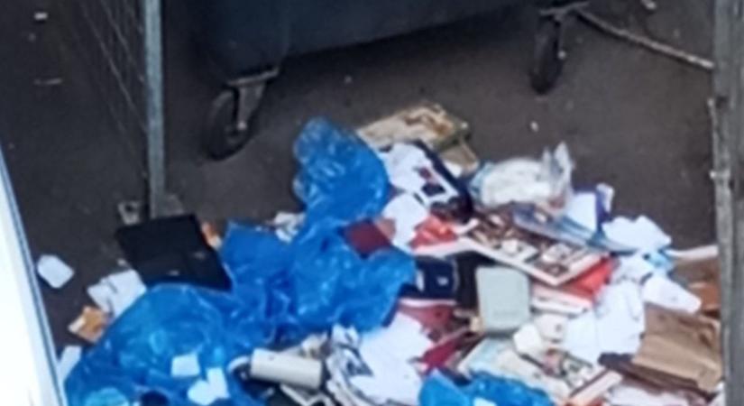Az összes szemetet szétszórták a guberálók a miskolci belvárosban