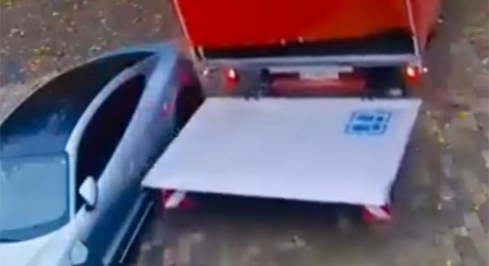 Szépen betolatott a teherautós, aztán jött a horror