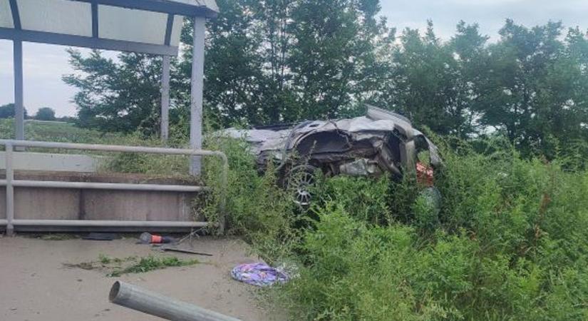 Rendkívüli dolgot vettek észre a Miklósnál árokba csapódott, összezúzódott roncshoz kiérkező tűzoltók