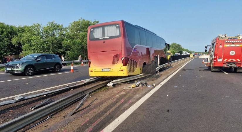 A szalagkorláton landolt az autóbusz az M3-ason - képpel