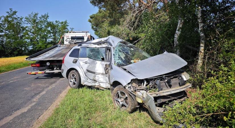 Brutálisan összetört a fának csapódott autó, a sofőr megsérült a dunántúli balesetben (fotó)
