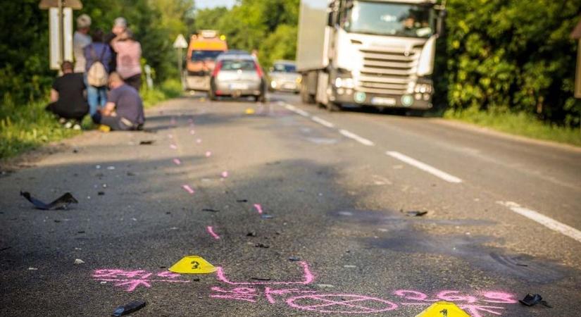 Életveszélyesen megsérült a motoros, lángoló járművét az autósok próbálták eloltani