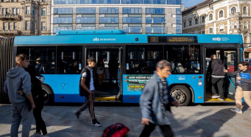 Budapest élni akar, nem csak túlélni – új plakátkampányba kezdett a csőd szélére került főváros