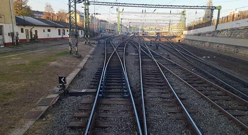 Egy hónapra lezárják a pécsi vasútvonal egyik szakaszát, emiatt jelentősen nő az eljutási idő Budapest, Pécs és Kaposvár között