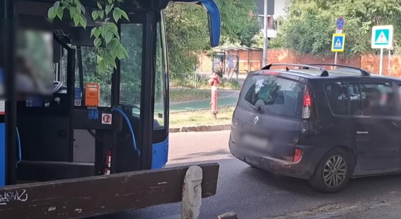Elállta egy autós a busz útját Budapesten: szinte könyörögtek az utasok, hogy álljon arrébb, őt ez nem érdekelte