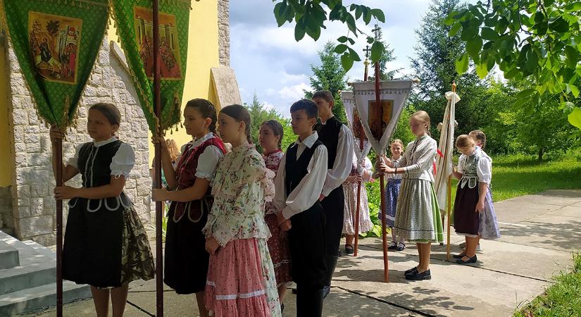 Népviseletben a templomban – pünkösdi hazaváró családi nap Tiszacsomán