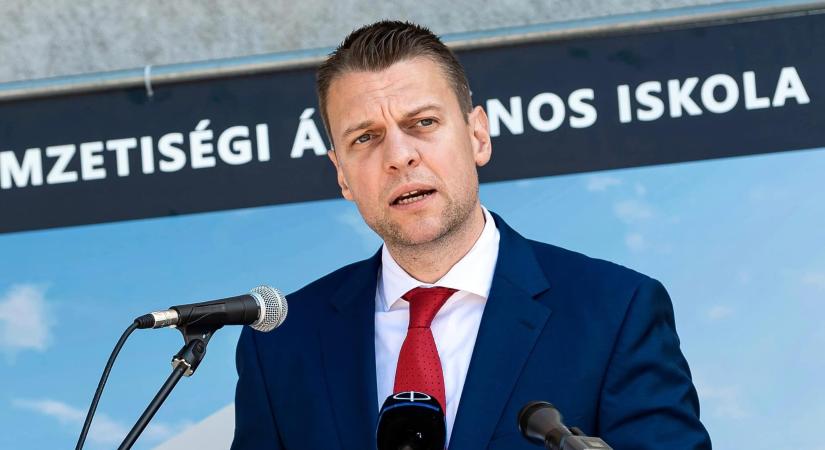 Menczer Tamás kifakadt a Zelenszkij-interjú miatt: Fenyegetőzik Ukrajna!