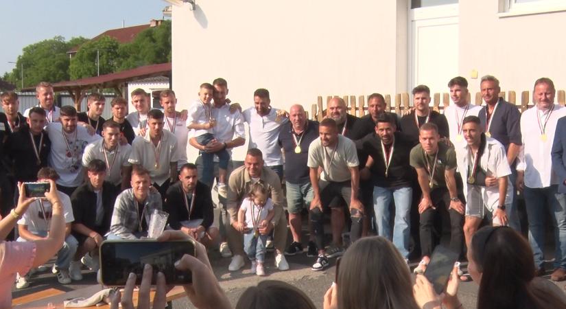 A szurkolók társaságában kapták meg érmeiket a kanizsai játékosok
