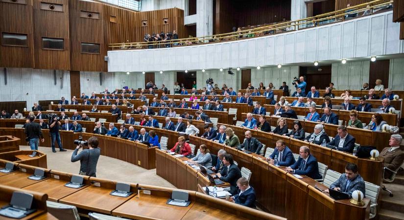 Nyáron még biztosan marad a tranzakciós adó, a koalíció őszre napolta a tárgyalást