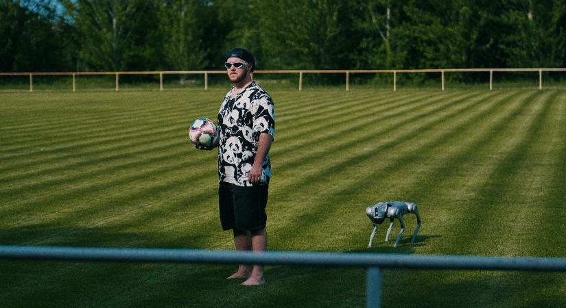 HAZAI-KLIP: Vidéki futurizmus és belső reboot – CIBI Hetényen forgatta a „V2”-t (VIDEÓ)