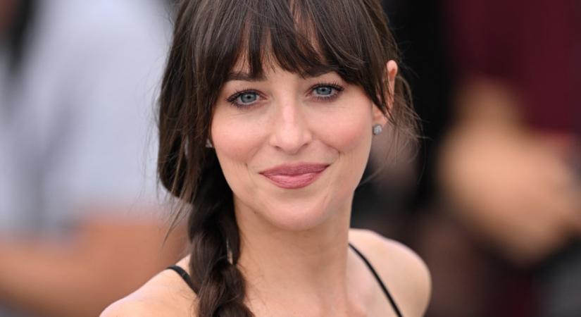 Azt hitted csúnya a barna? Dakota Johnson gyönyörű nappaliját dicsérik most a tervezők