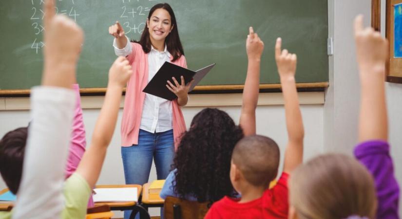 Két lépcsőben emelkedik a pedagógusok és az iskolai dolgozók bére