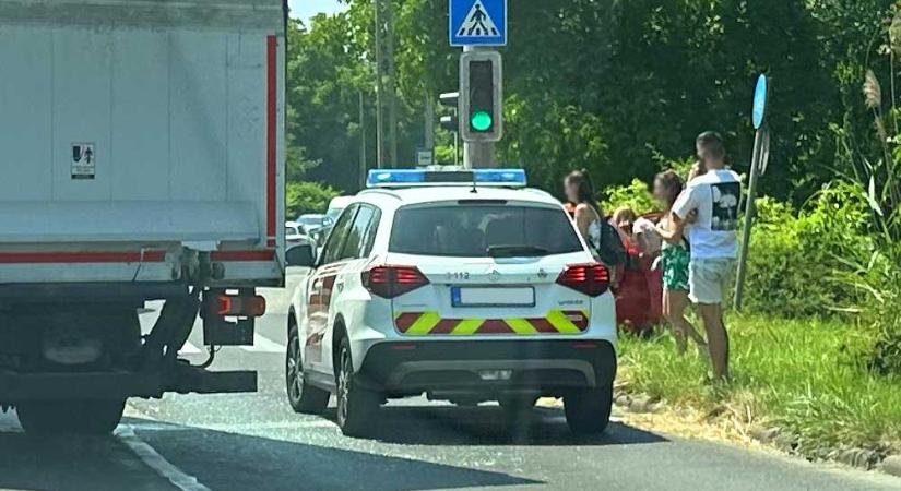 Villanyoszlopnak csapódott autóját siratta a szőke asszony, óriási dugót okozott az Egér úton