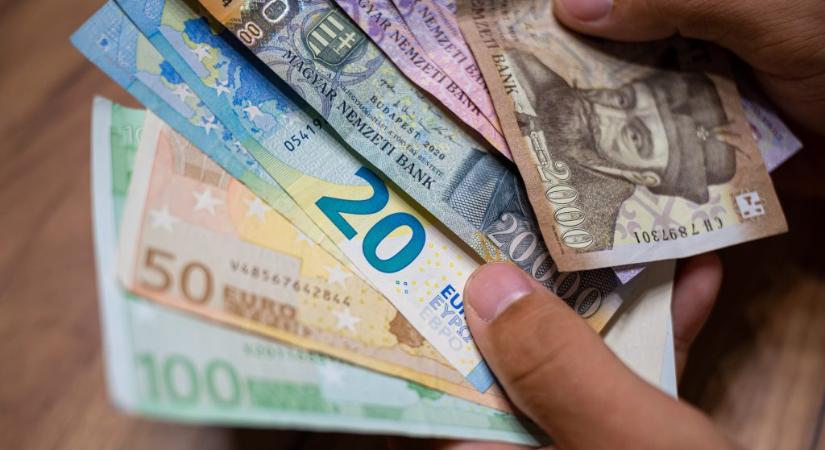 Két hónapos csúcson a forint