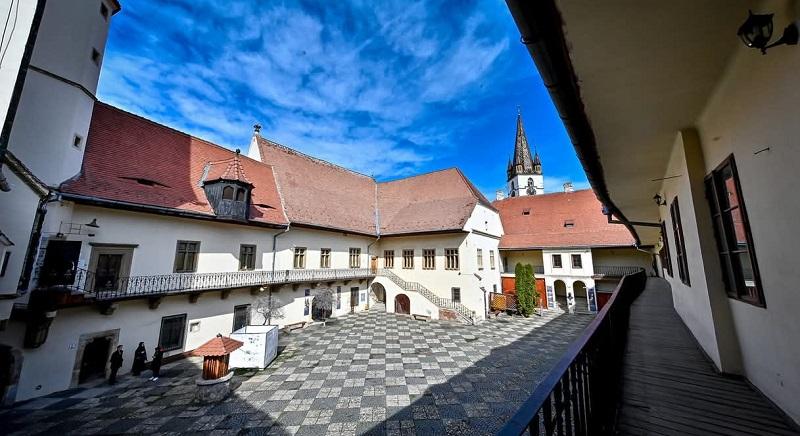 Vizsgálódnak a Brukenthal múzeumban – az ott tartott magánrendezvényen pózoltak a Tate-fivérek