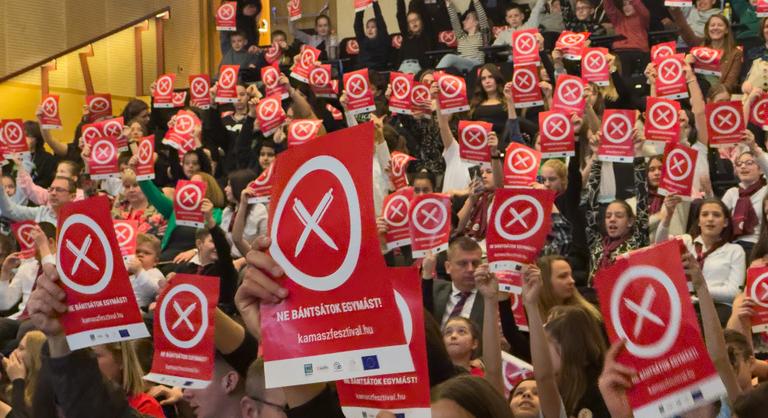 Rengetegen akadályozzák a munkájukat, mégis kiállnak az iskolai erőszak ellen