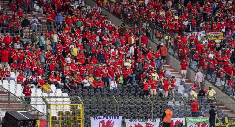 Újabb futballszurkoló zuhant le a lelátóról, ezúttal Brüsszelben