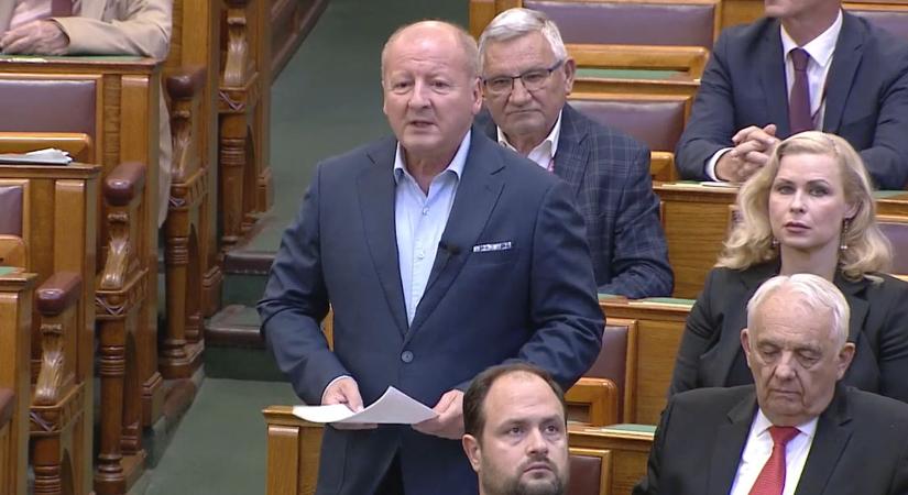 Dr. Simicskó István: Brüsszel a háborúpárti álláspontot erősíti nap, mint nap (VIDEÓ)