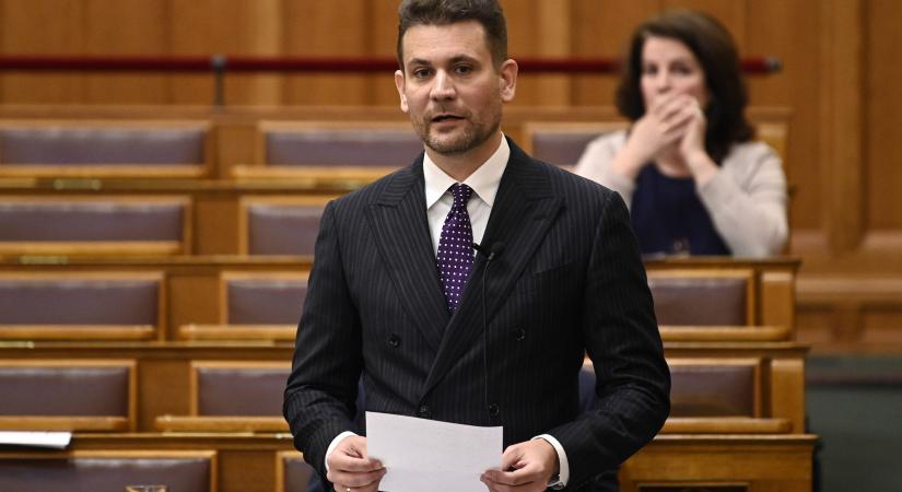 Külföldről akar hitelt felvenni a kormány a választás előtti osztogatásra