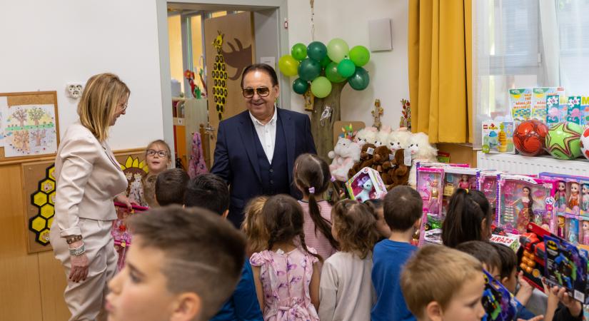 Fásy Ádám mosoly csalt az óvodások arcára Karcagon