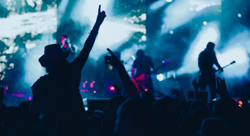 Alter és világzene, metál, pop és rengeteg bodza a zsámbéki fesztiválon