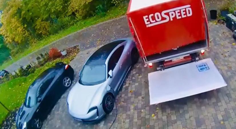 Videón, ahogy a teherautó lezúzza a méregdrága elektromos járgányt