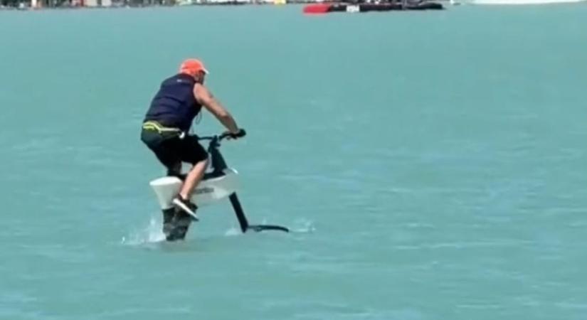 Őrület a Balatonon: megjelent egy vízen tekerő bringás (videó)