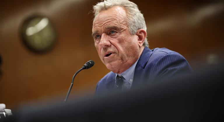 Kirúgta az az oltásokért felelős bizottság minden tagját Robert F. Kennedy Jr.