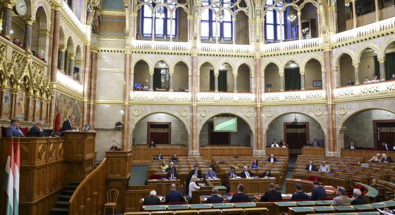 Pofátlan sarcok, vér és veríték – a költségvetésről vitáztak a parlamentben