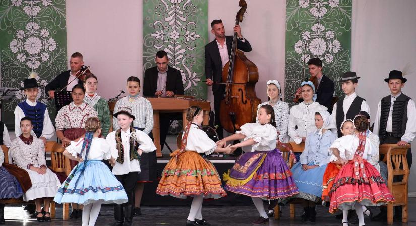 Örömtánc a gálán: több mint kétszáz táncos ropta a szabadtéri színpadon Jászberényben – videóval, galériával