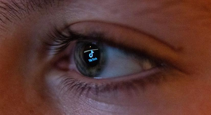 „Mitől félsz ennyire te kutya?” – letérdeltettek, és cipőt csókoltattak egy elengedéséért könyörgő fiúval egy TikTokra felkerült videón